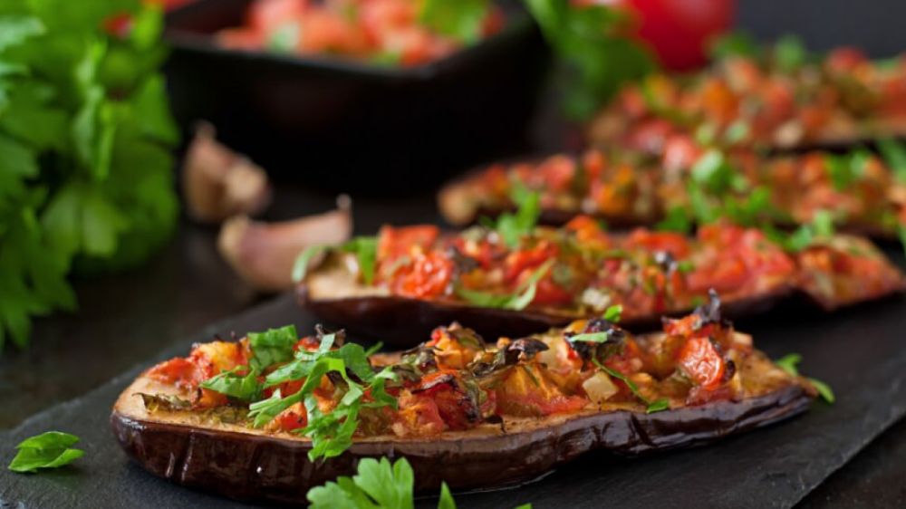 Баклажанные лодочки с грибами: сытно, ароматно, вкусно Баклажанные лодочки с грибами: сытно, ароматно, вкусно