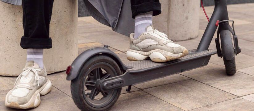 Опасные приключения на электросамокатах: подростка спасают после аварии Опасные приключения на электросамокатах: подростка спасают после аварии