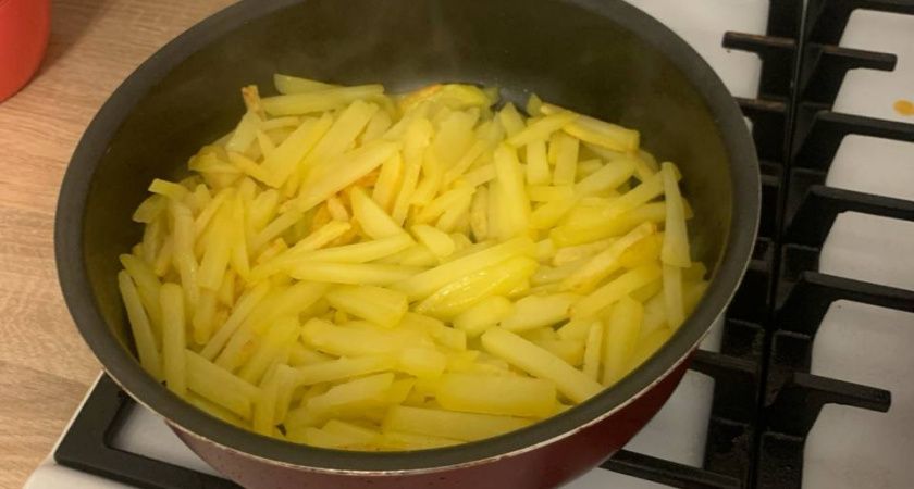 Секрет хрустящей корочки: как приготовить идеальную жареную картошку Секрет хрустящей корочки: как приготовить идеальную жареную картошку