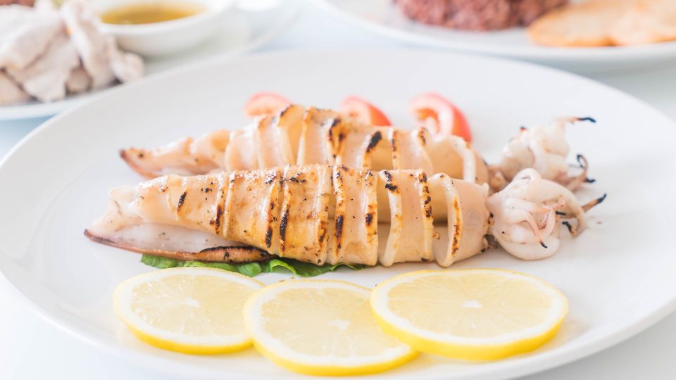 Салат с кальмарами: нежное мясо в новом свете Салат с кальмарами: нежное мясо в новом свете