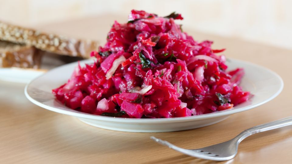 Свекольный салат с сельдью: просто, вкусно и полезно Свекольный салат с сельдью: просто, вкусно и полезно