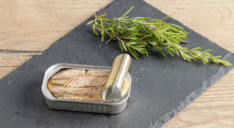 Секрет кулинарного мастерства: пирог с маслом от рыбных консервов Секрет кулинарного мастерства: пирог с маслом от рыбных консервов