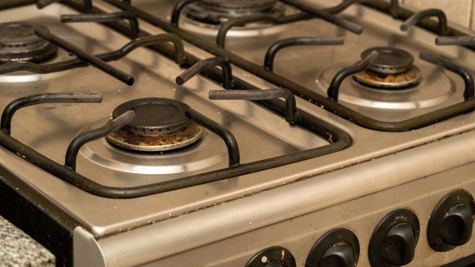 Как быстро и легко очистить ручки плиты от жирных пятен: простое народное решение Как быстро и легко очистить ручки плиты от жирных пятен: простое народное решение