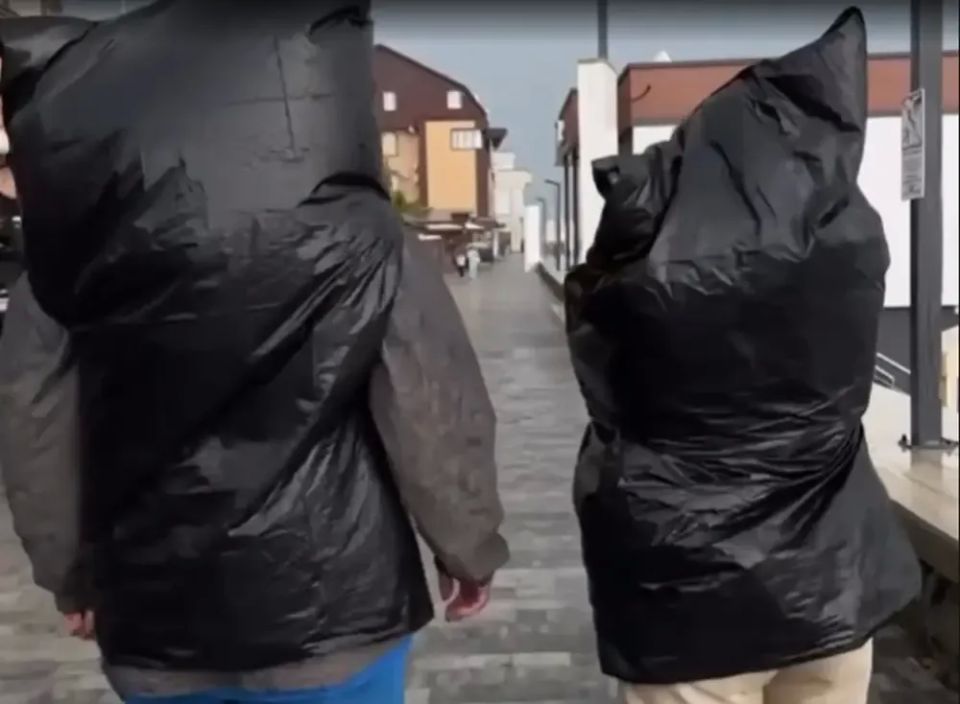 Туристы в Сочи креативят: как мусорные мешки спасают от ливня Туристы в Сочи креативят: как мусорные мешки спасают от ливня