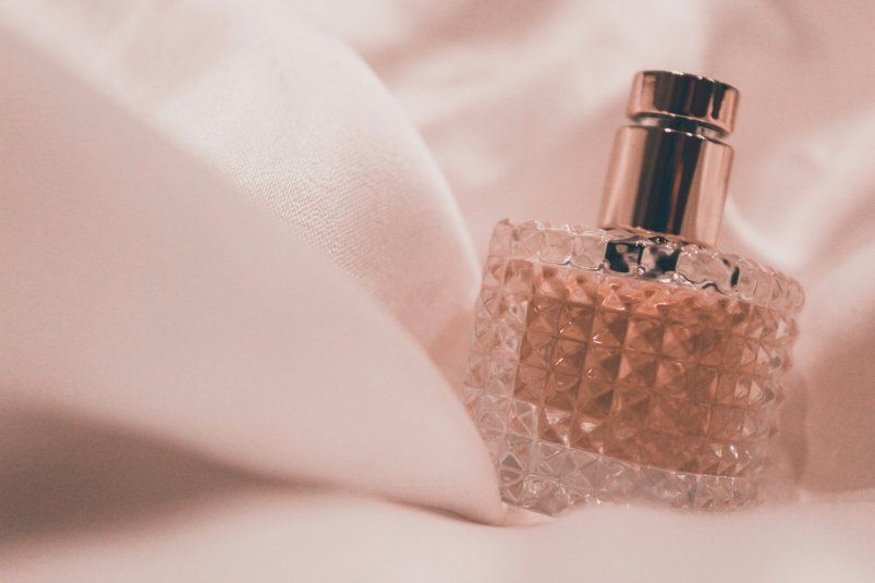 5 секретов, которые заставят ваш парфюм звучать ярче и держаться дольше 5 секретов, которые заставят ваш парфюм звучать ярче и держаться дольше