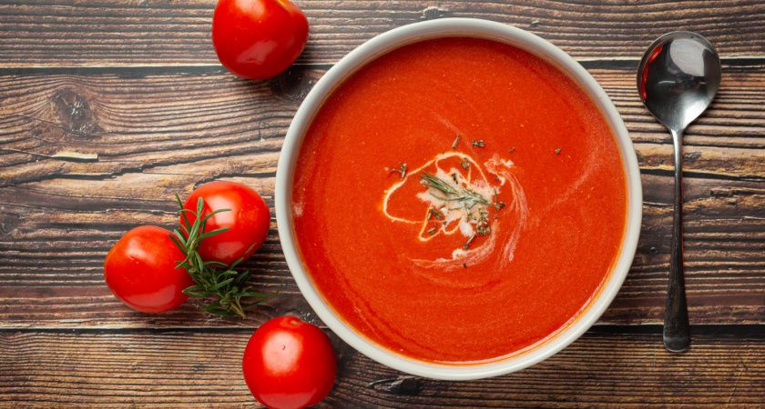Томатный суп-пюре с хрустящими гренками и зеленью: бархатная нежность и аромат базилика