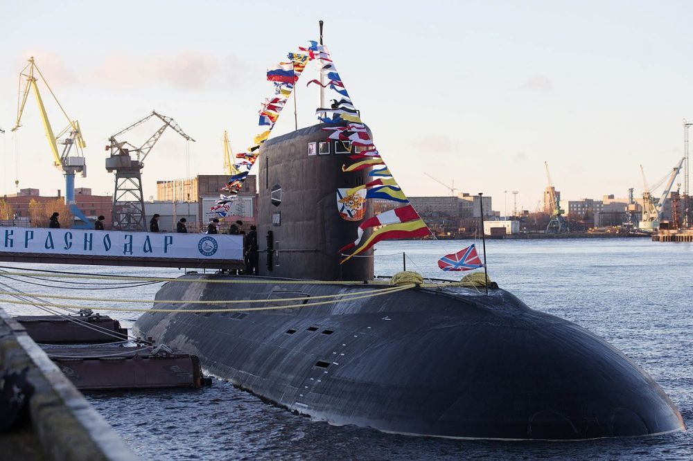 Британские моряки поймали на горячем российскую подводную лодку у берегов Франции Британские моряки поймали на горячем российскую подводную лодку у берегов Франции