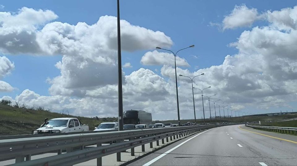 Крымский мост: Гигантская очередь из автомобилей ставит рекорды ожидания