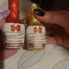 Российские подростки массово покупают на маркетплейсах так называемые «пьяные конфеты» — шоколадные наборы в форме бутылочек и рюмок с высокой концентрацией спиртного