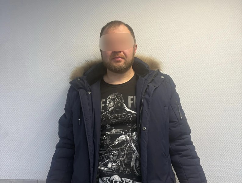 В аэропорту Нового Уренгоя за нарушение общественного порядка транспортные полицейские задержали братьев-вахтовиков